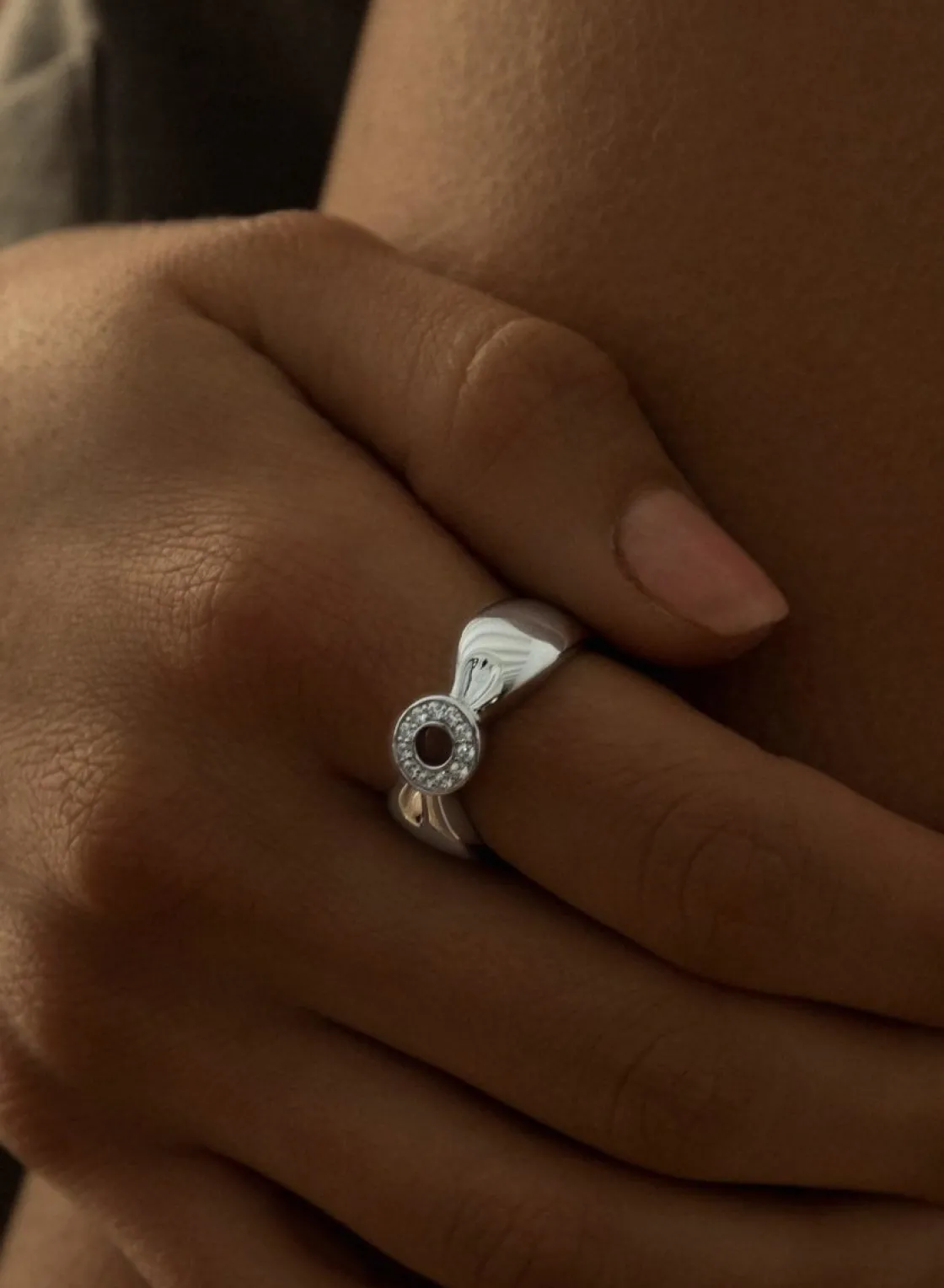 Anillos De Diseño | Anillos Circonitas | LINEARGENT Anillo circonitas diseño de lazo con motivo circular