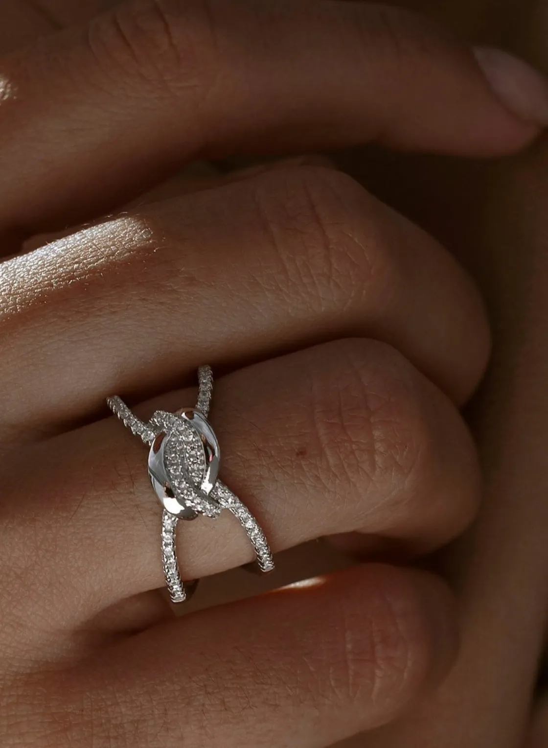 Anillos Circonitas | LINEARGENT Anillo circonitas diseño doble raíl anudado
