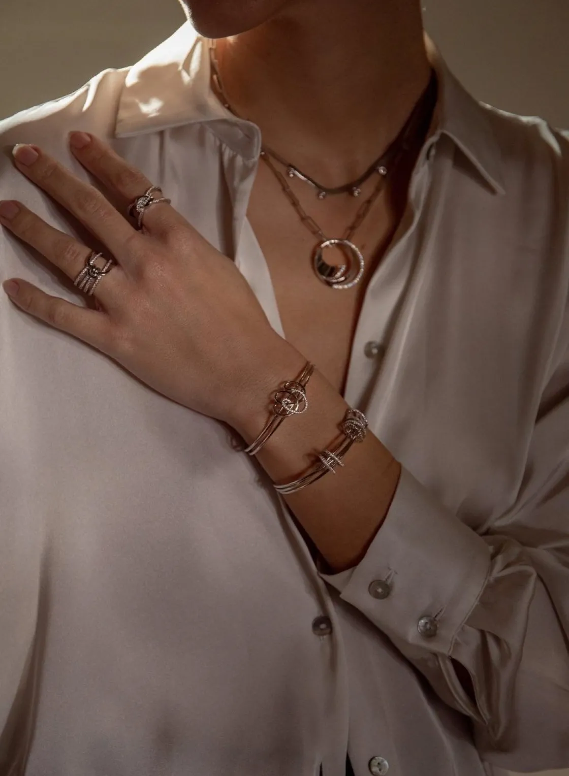 Anillos Circonitas | LINEARGENT Anillo circonitas diseño doble raíl anudado