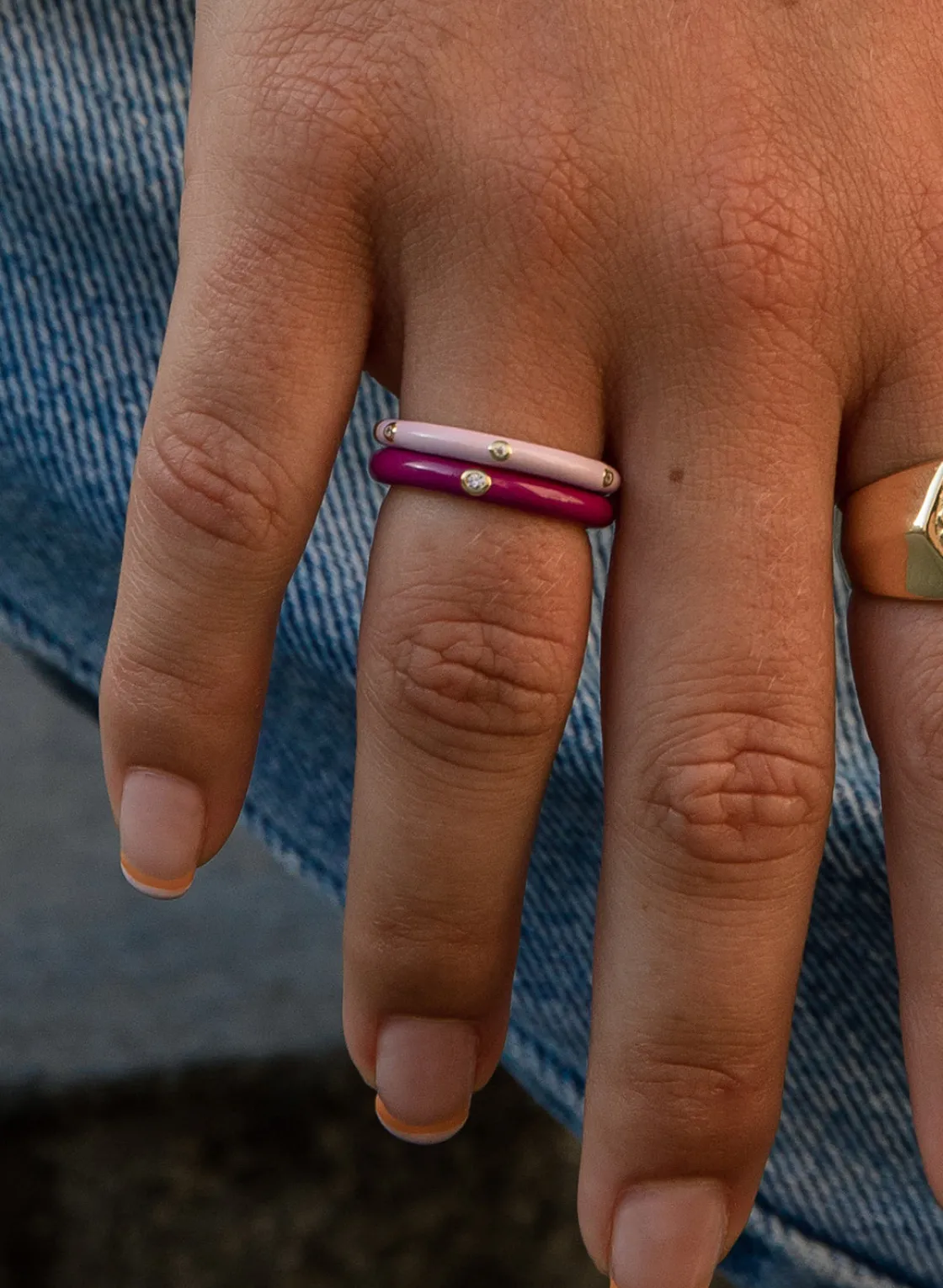 Anillos Pequeños | Anillos Finos | LINEARGENT Anillo esmalte púrpura diseño circonita central bañado en oro