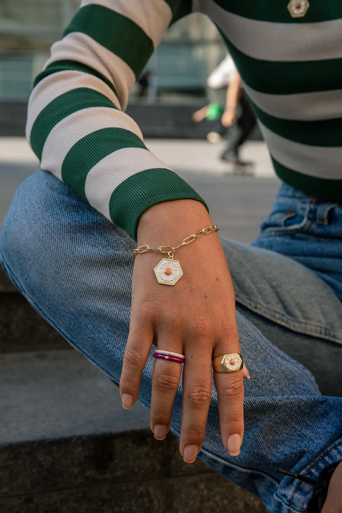Anillos Pequeños | Anillos Finos | LINEARGENT Anillo esmalte púrpura diseño circonita central bañado en oro