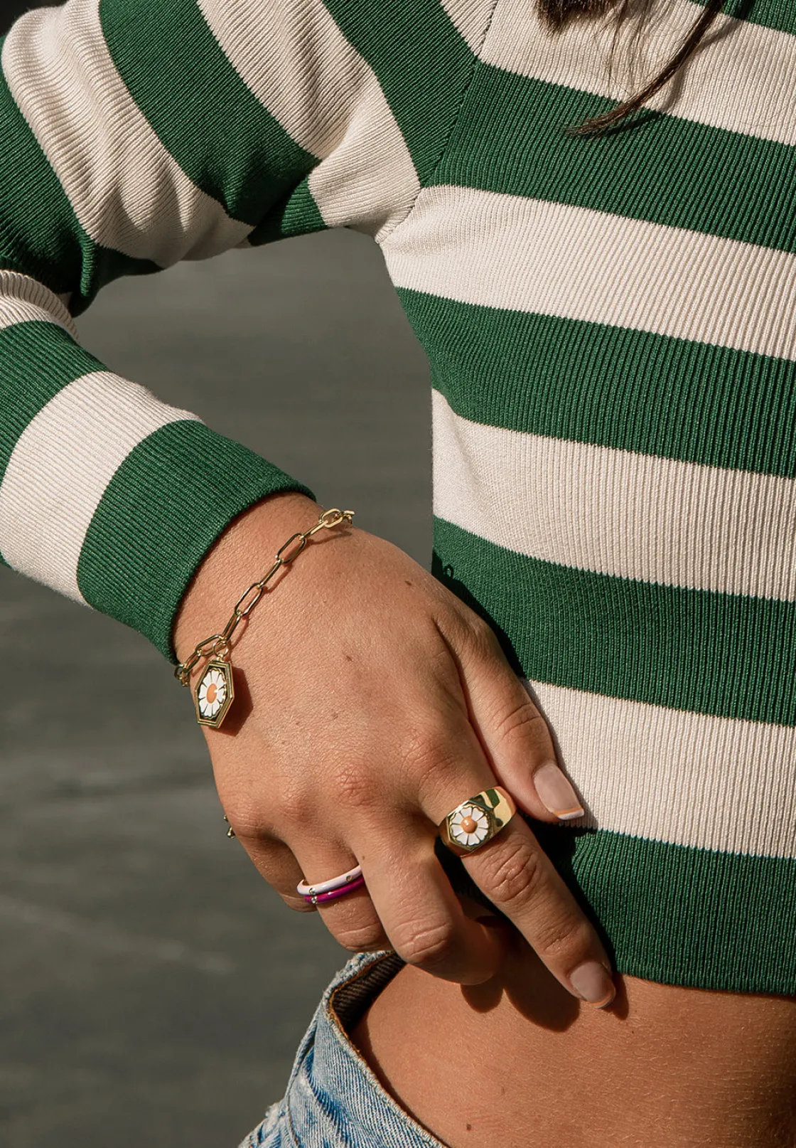 Anillos Pequeños | Anillos Finos | LINEARGENT Anillo esmalte púrpura diseño circonita central bañado en oro