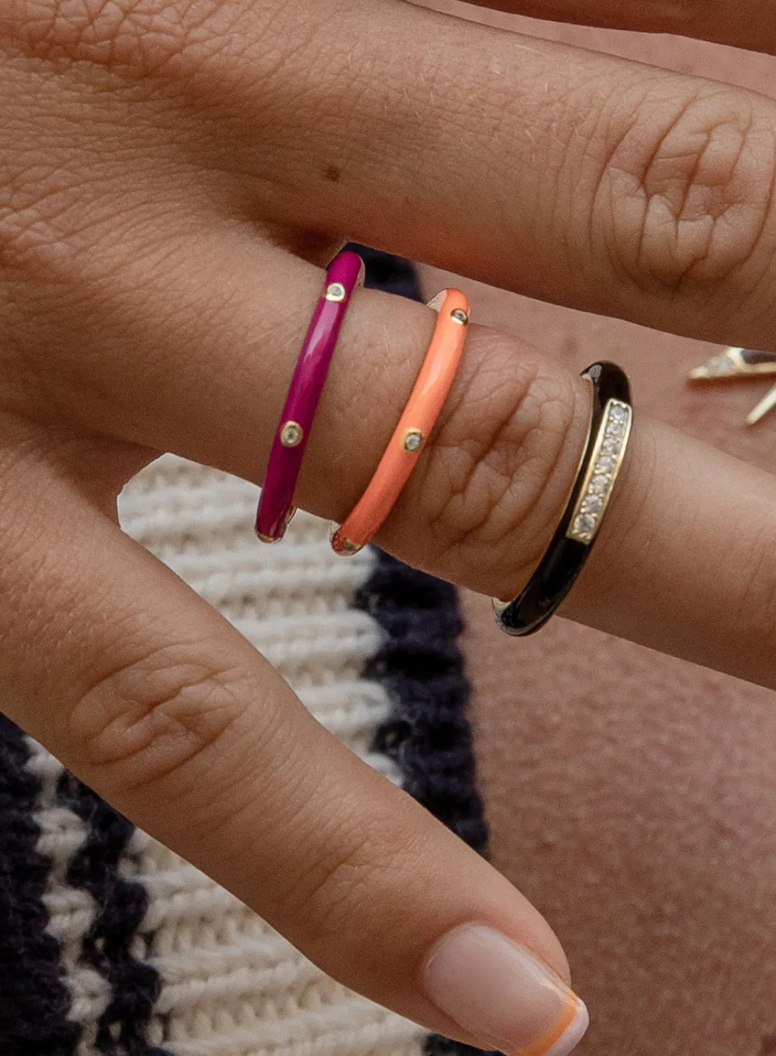 Anillos Pequeños | Anillos Finos | LINEARGENT Anillo esmalte triple circonita en tono naranja