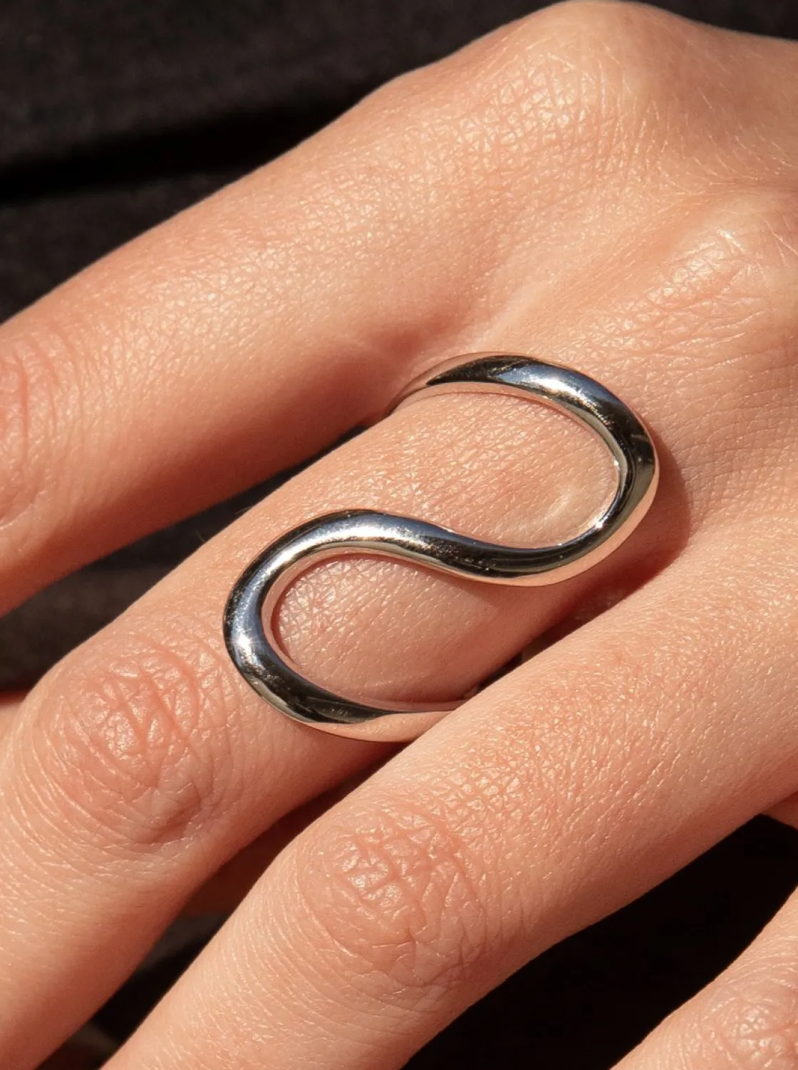 Anillos De Diseño | Anillos Grandes | LINEARGENT Anillo ola con diseño fino e irregular de plata lisa