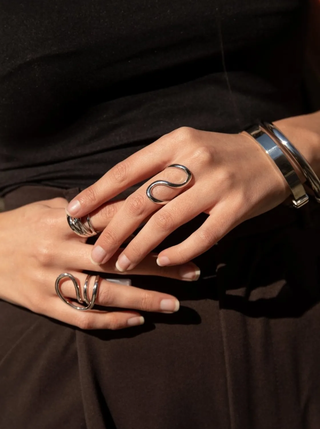 Anillos De Diseño | Anillos Grandes | LINEARGENT Anillo ola con diseño fino e irregular de plata lisa