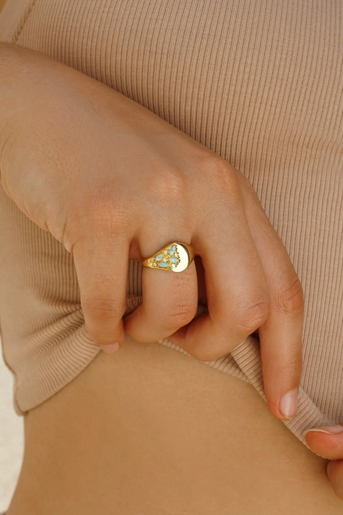 Anillos Dorados | Anillos Pequeños | LINEARGENT Anillo sello con motivo de ópalo y circonitas