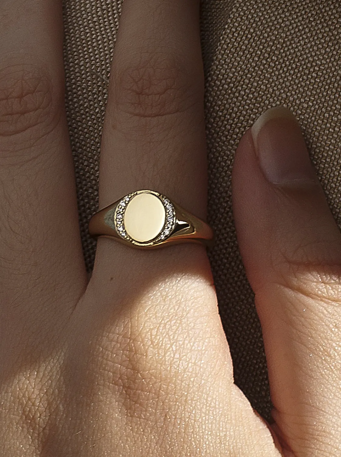 Anillo Sello | LINEARGENT Anillo sello de plata bañada en oro con circonitas