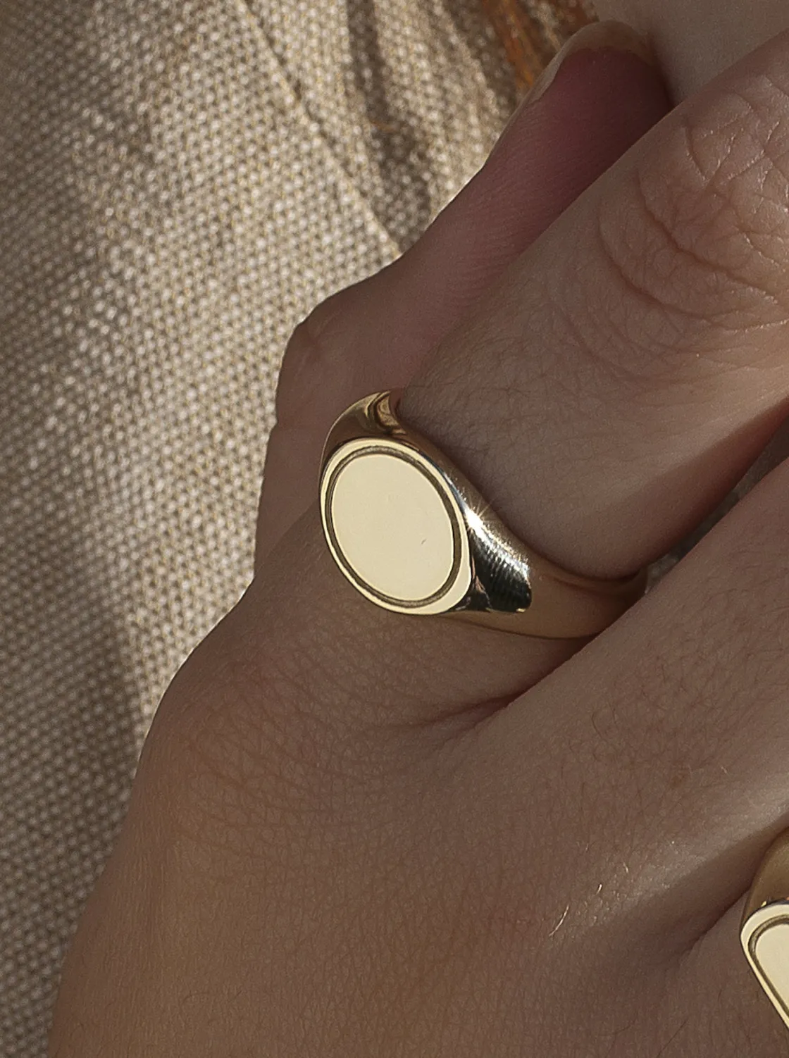 Anillo Sello | LINEARGENT Anillo sello de plata bañada en oro diseño redondo