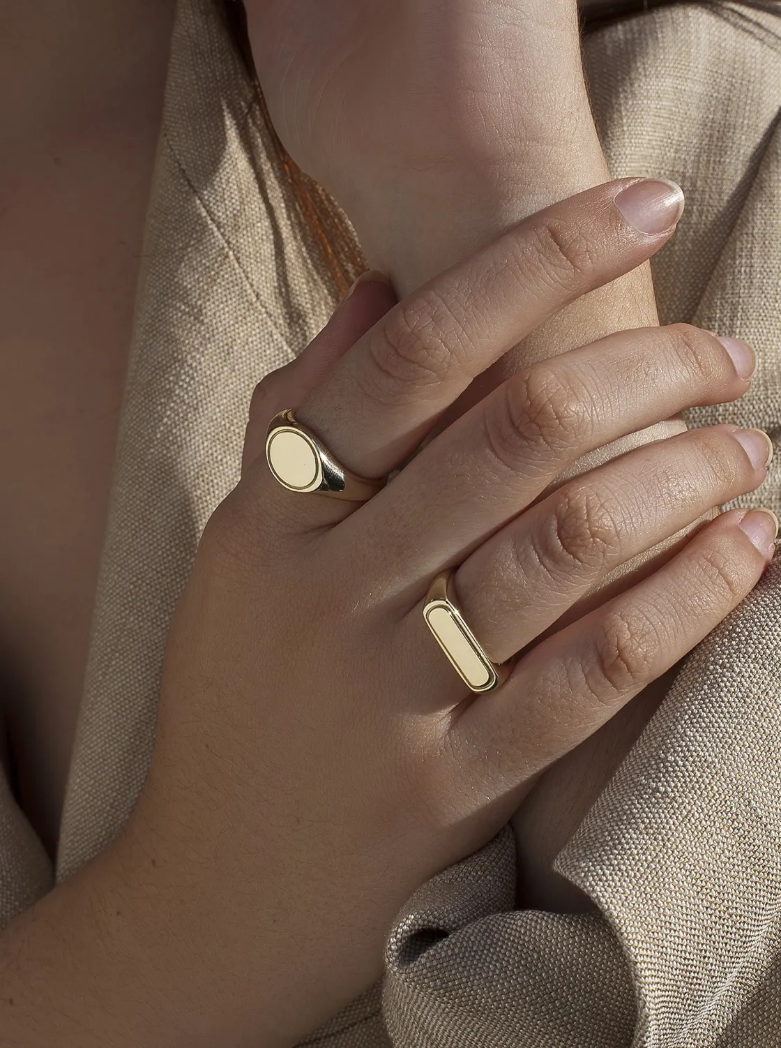 Anillo Sello | LINEARGENT Anillo sello de plata bañada en oro diseño redondo