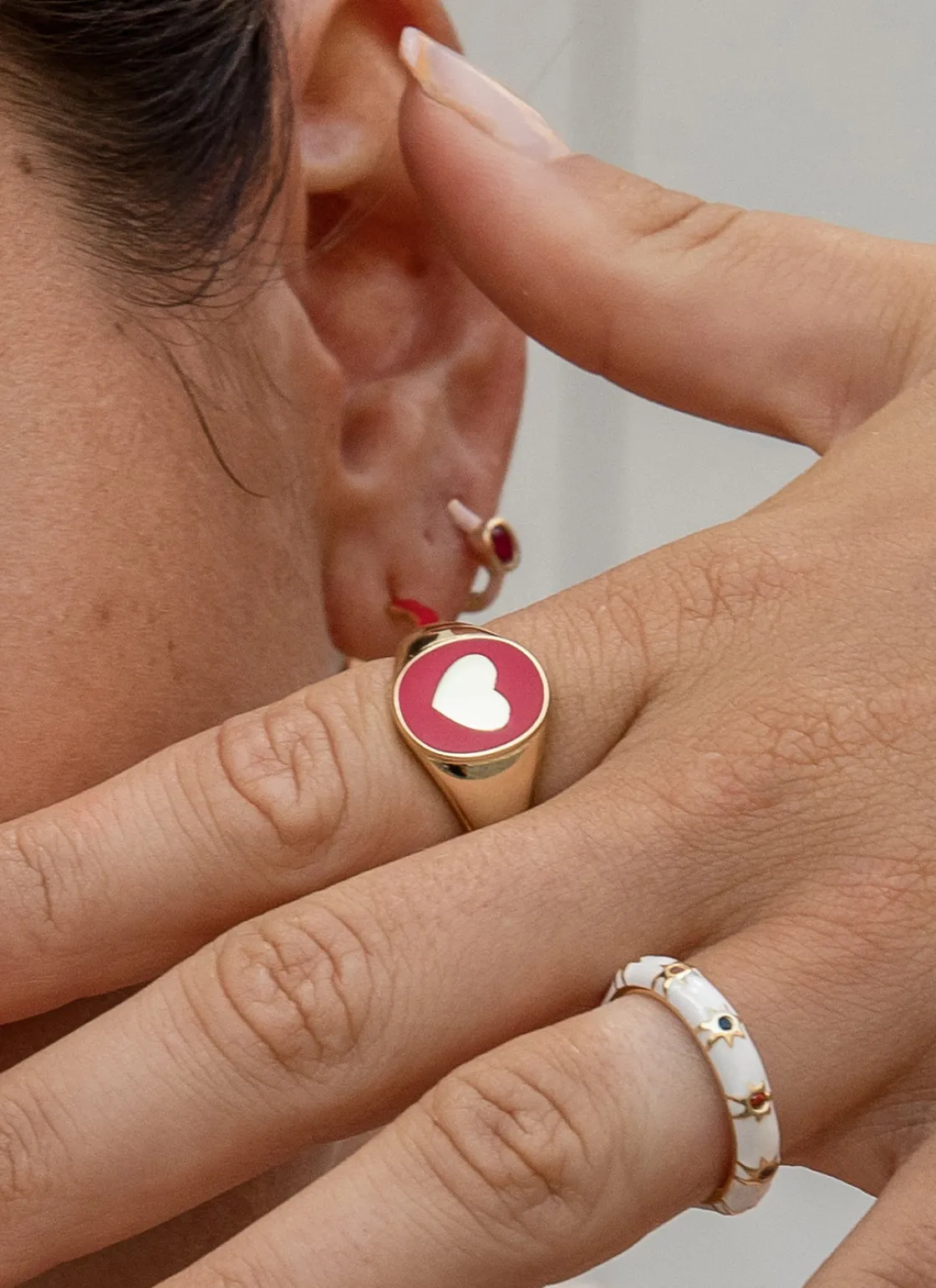 Anillos Dorados | Anillo Sello | LINEARGENT Anillo sello diseño de corazón y esmalte rojo