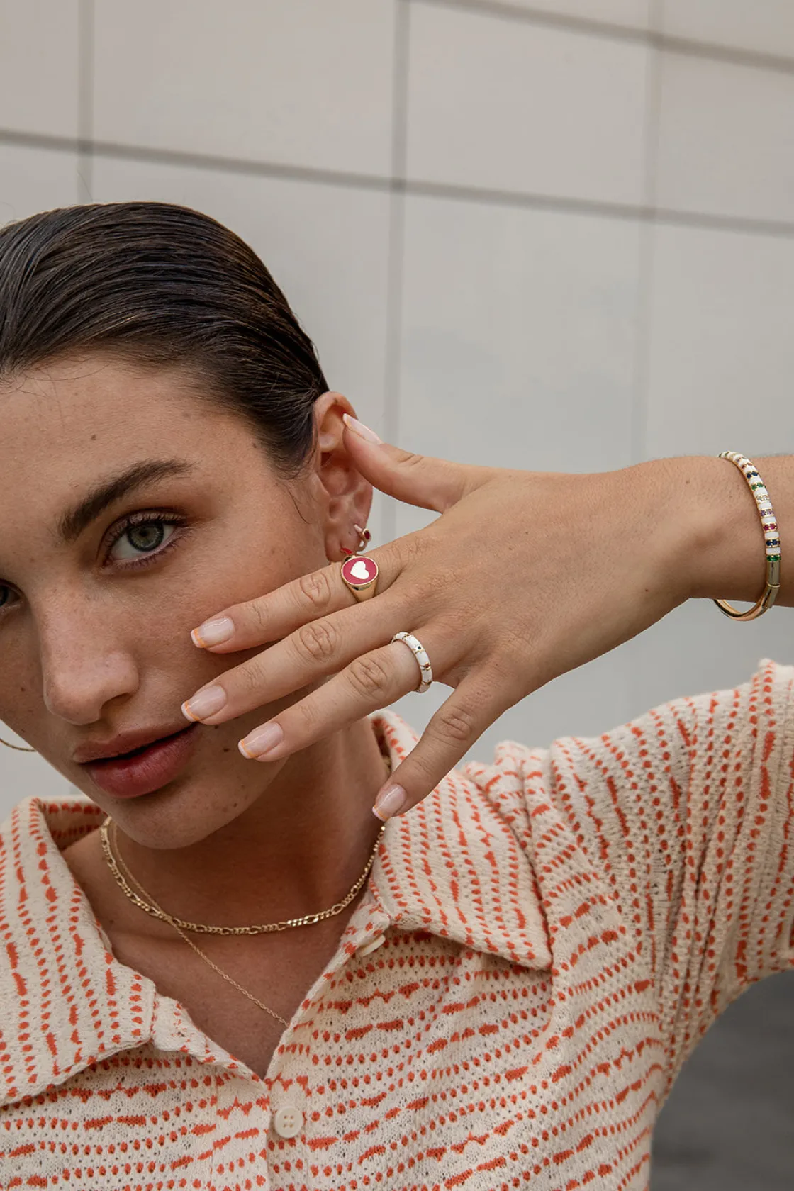 Anillos Dorados | Anillo Sello | LINEARGENT Anillo sello diseño de corazón y esmalte rojo
