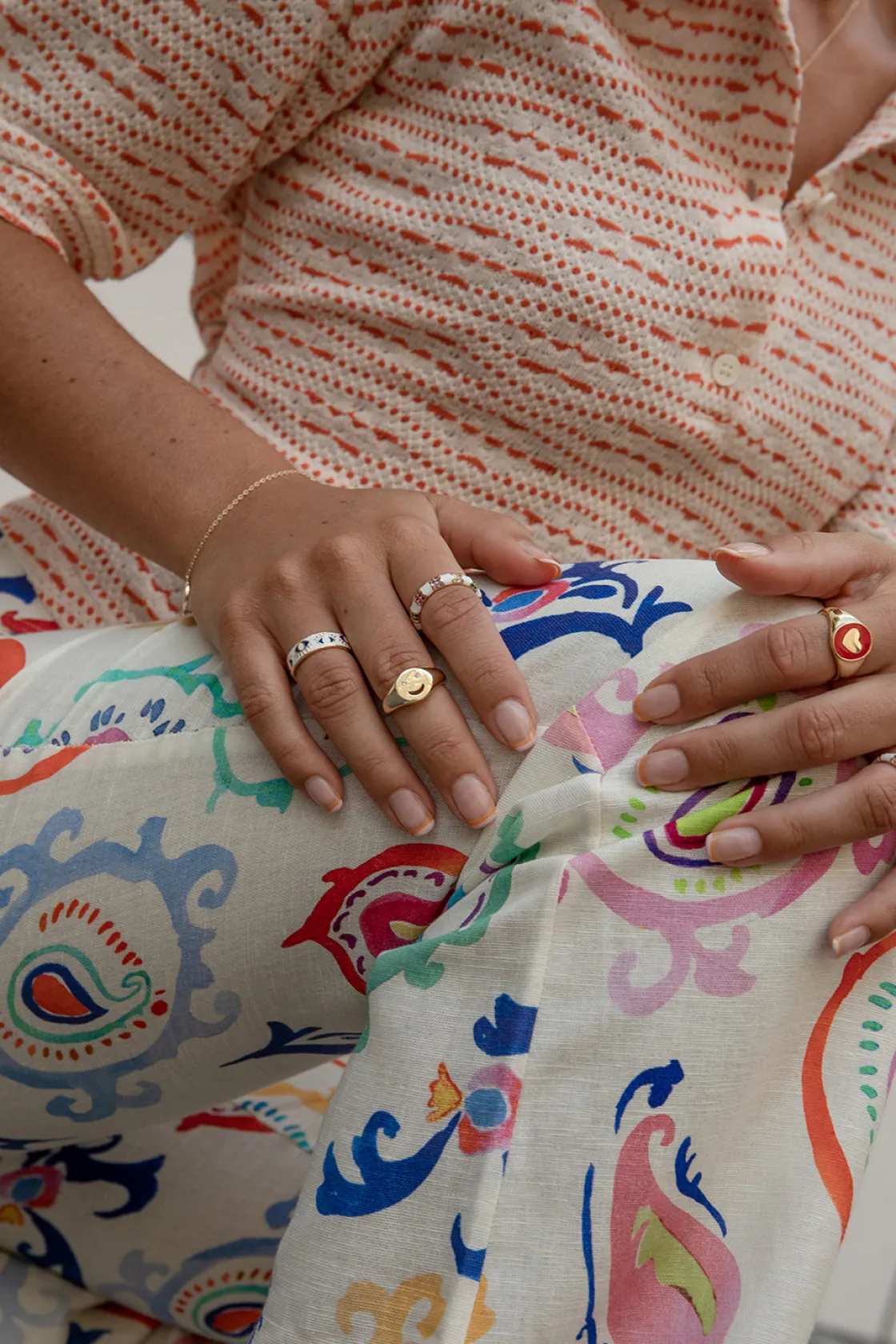 Anillos Dorados | Anillo Sello | LINEARGENT Anillo sello diseño de corazón y esmalte rojo