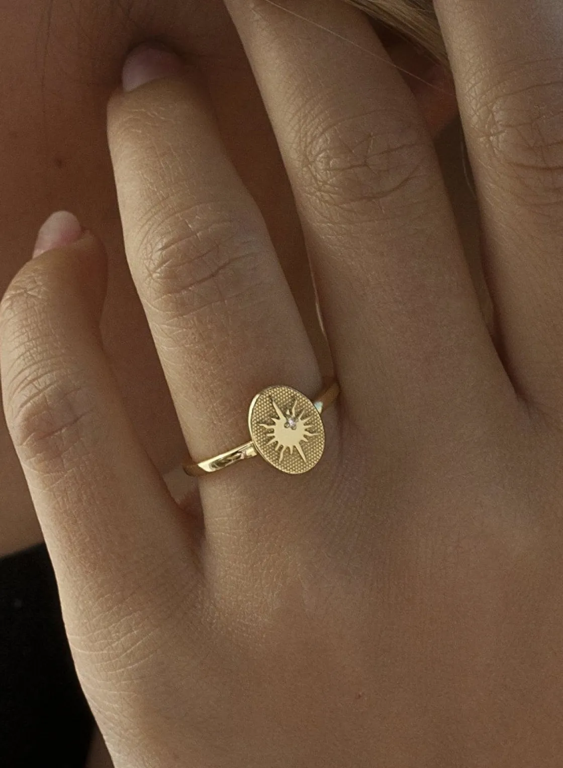 Anillos Dorados | Anillo Sello | LINEARGENT Anillo sello diseño de sol y detalle de circonita