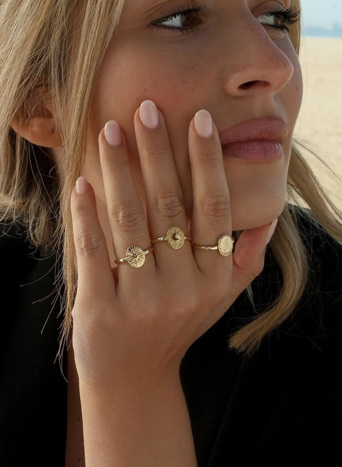Anillos Dorados | Anillo Sello | LINEARGENT Anillo sello diseño de sol y detalle de circonita