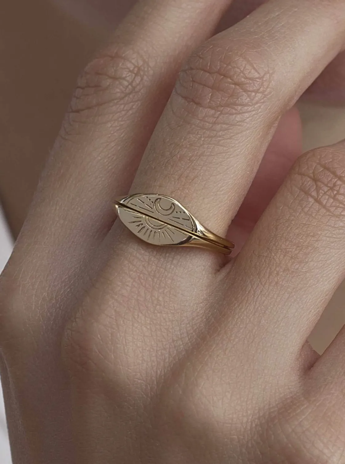 Anillos Dorados | Anillo Sello | LINEARGENT Anillo sello diseño dividido con grabado de luna y sol