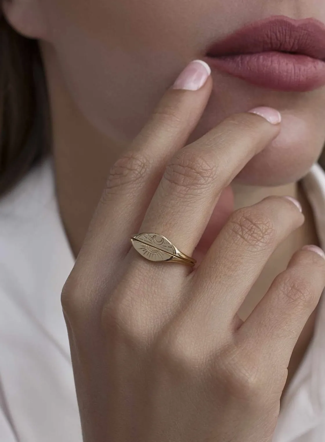 Anillos Dorados | Anillo Sello | LINEARGENT Anillo sello diseño dividido con grabado de luna y sol