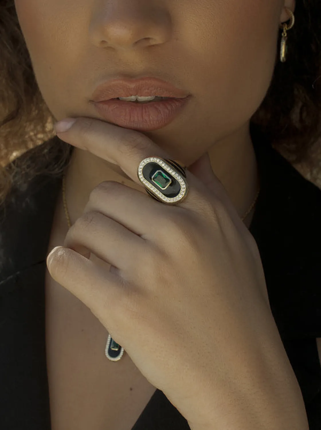 Anillos Con Piedras | Anillos Grandes | LINEARGENT Anillo sello diseño ovalado con circonitas y gema central