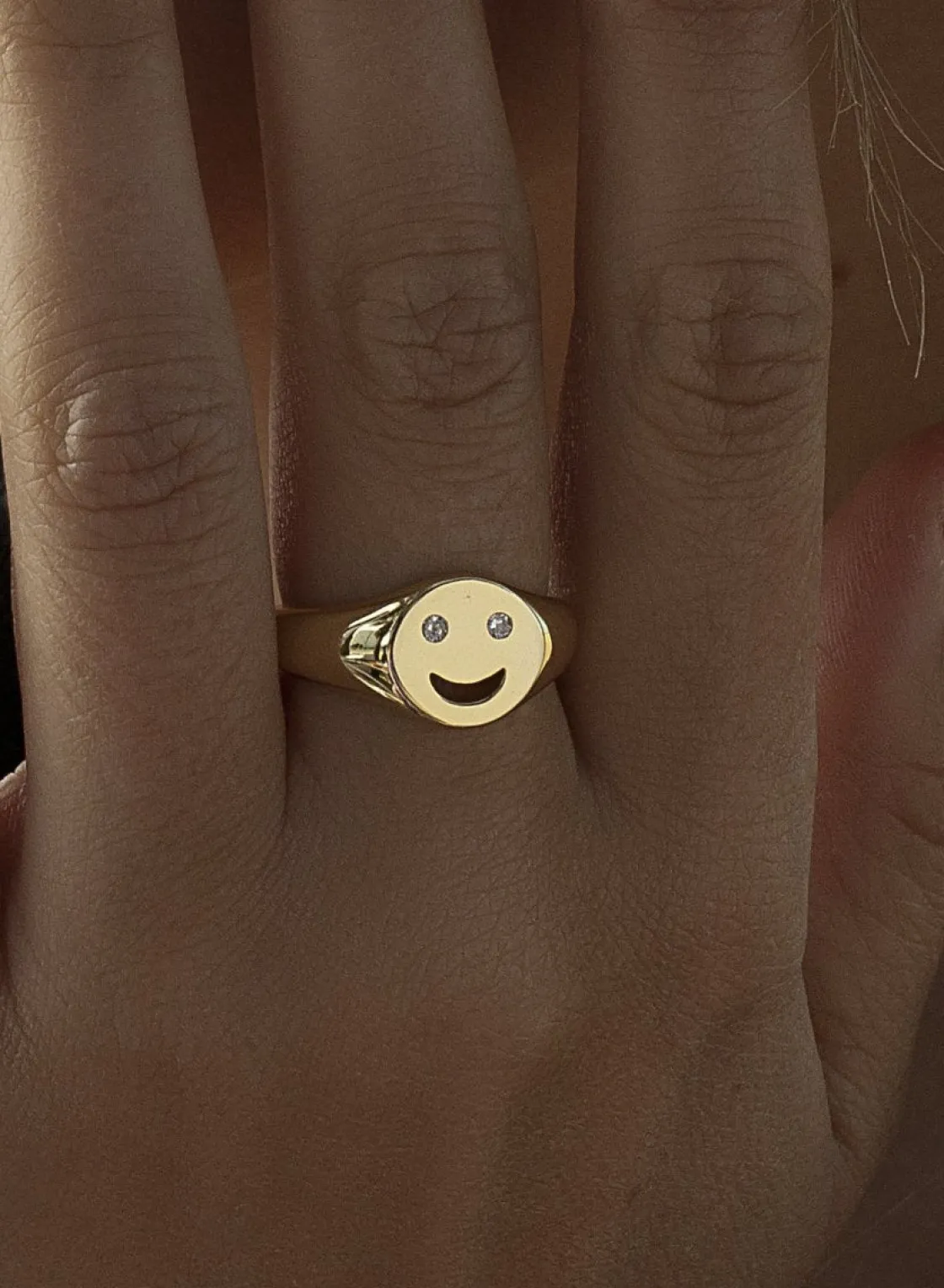 Anillo Sello | LINEARGENT Anillo sello diseño smile con circonitas y baño de oro