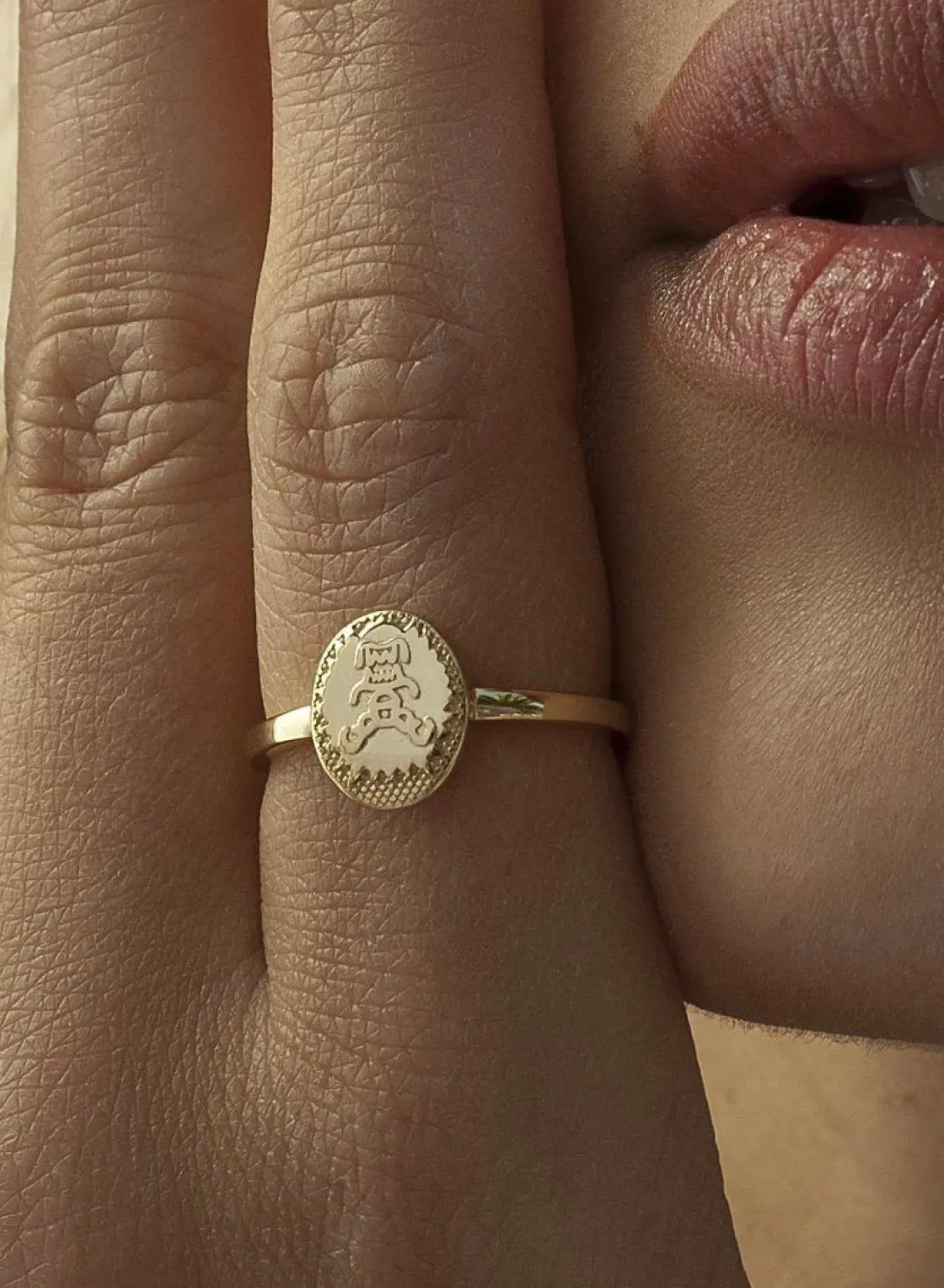 Anillo Sello | LINEARGENT Anillo sello en plata dorado diseño azteca