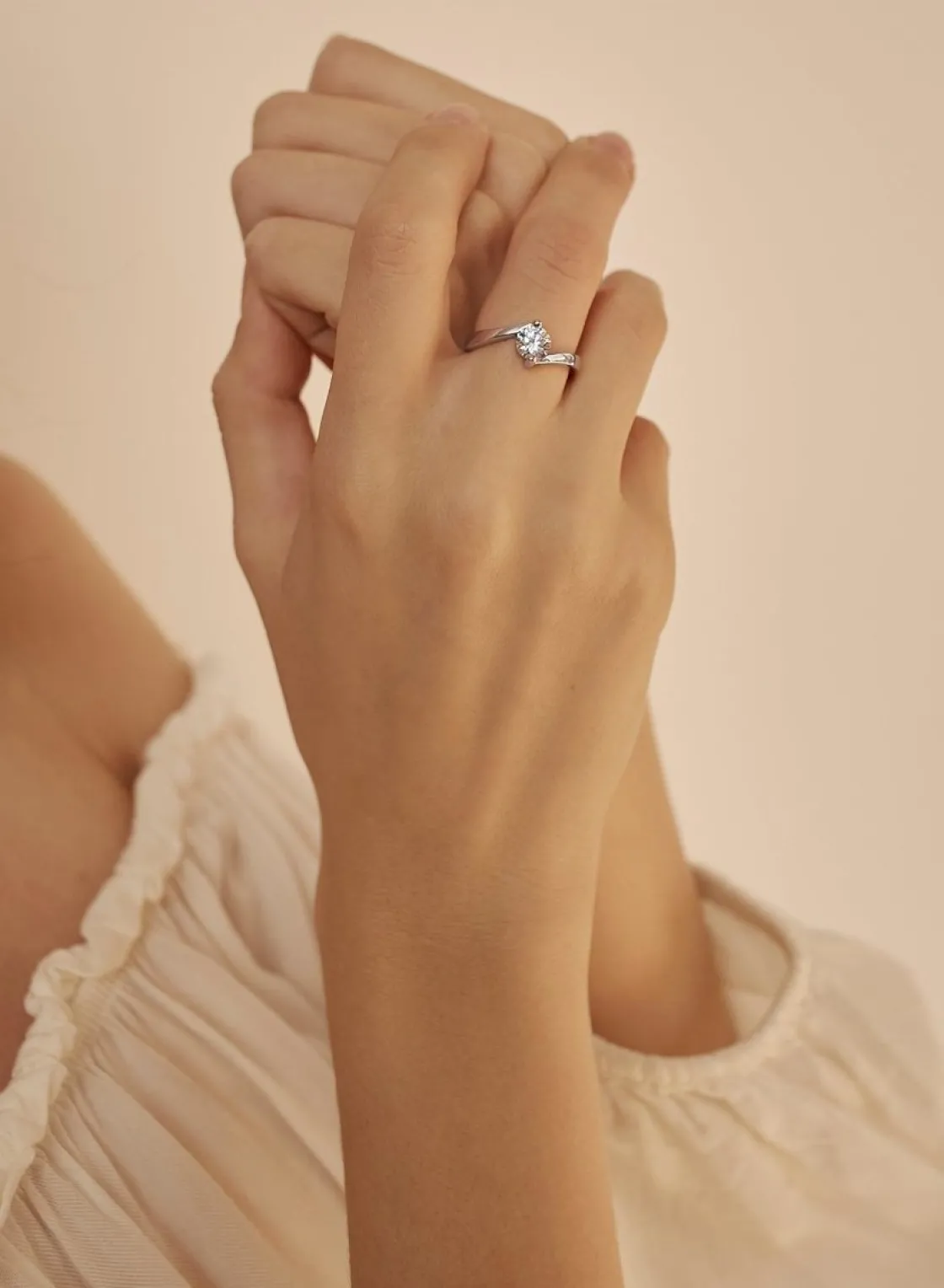 Anillos De Compromiso | Anillo Solitario | LINEARGENT Anillo solitario diseño arqueado con cuarzo adamantino