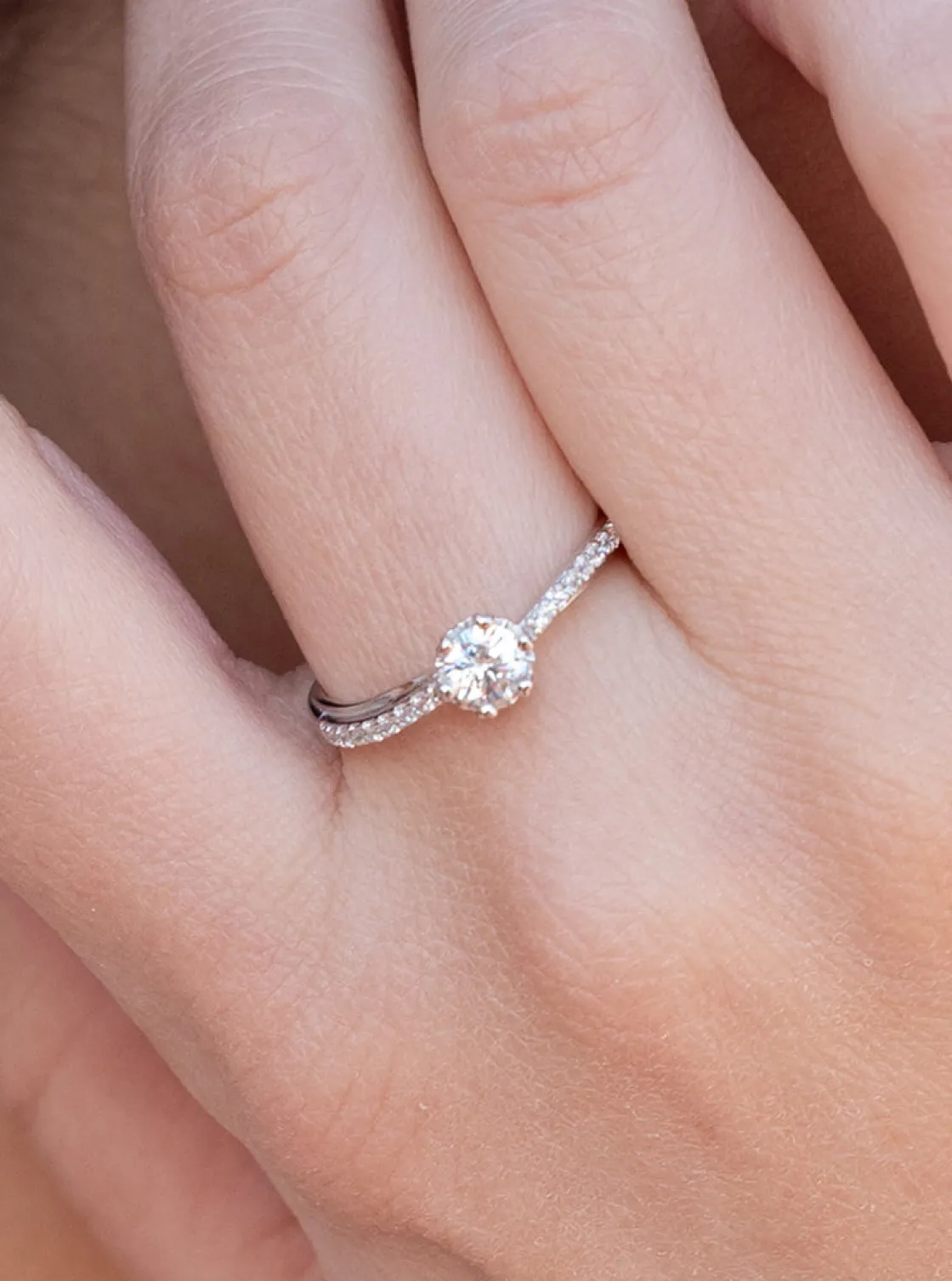 Anillos Especiales | Anillos De Compromiso | LINEARGENT Anillo solitarios diseño fino con circonitas