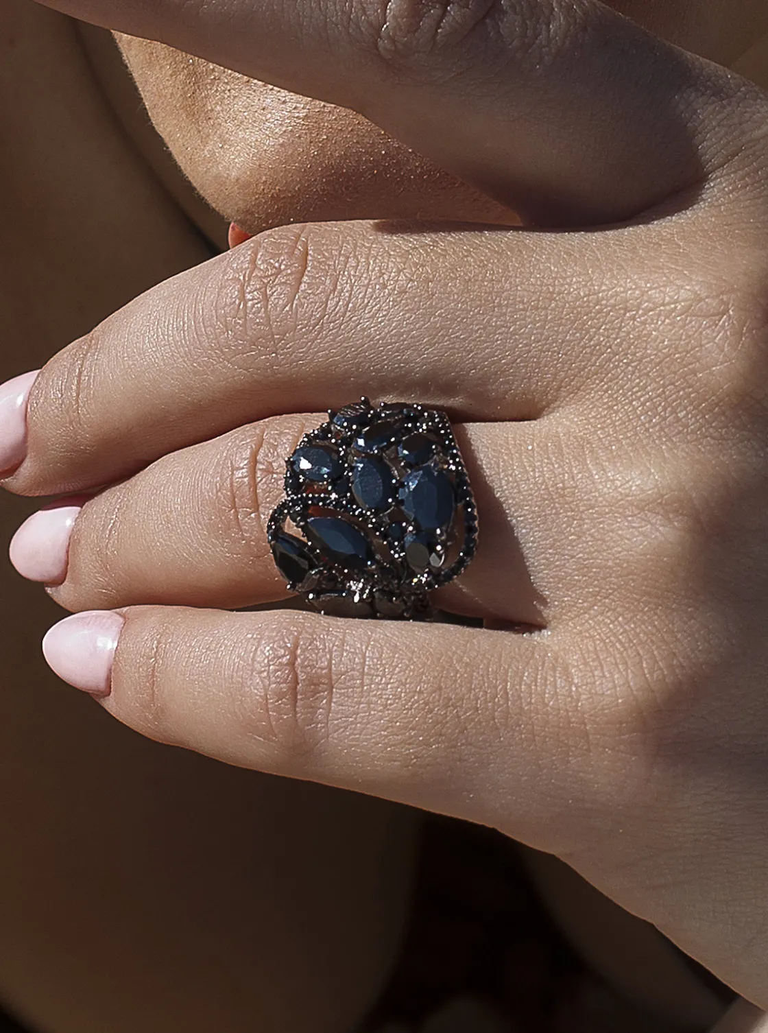 Anillos Con Piedras | Anillos Grandes | LINEARGENT Anillos anchos con circonitas negras y motivo floral