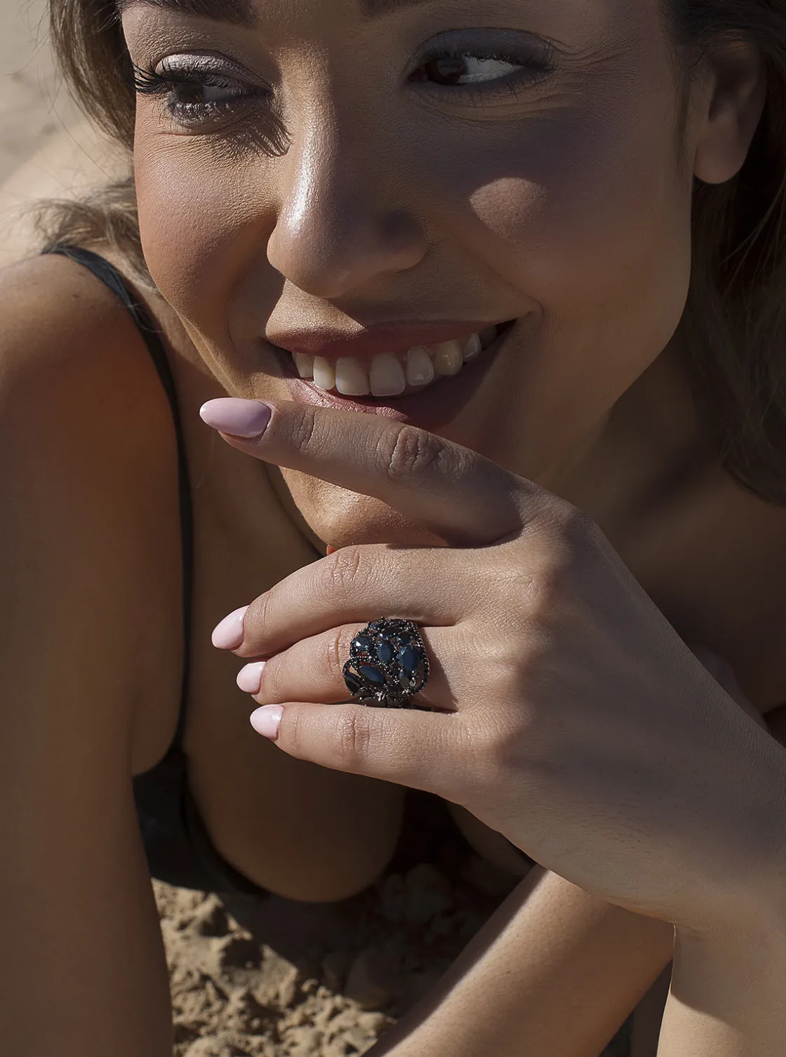 Anillos Con Piedras | Anillos Grandes | LINEARGENT Anillos anchos con circonitas negras y motivo floral