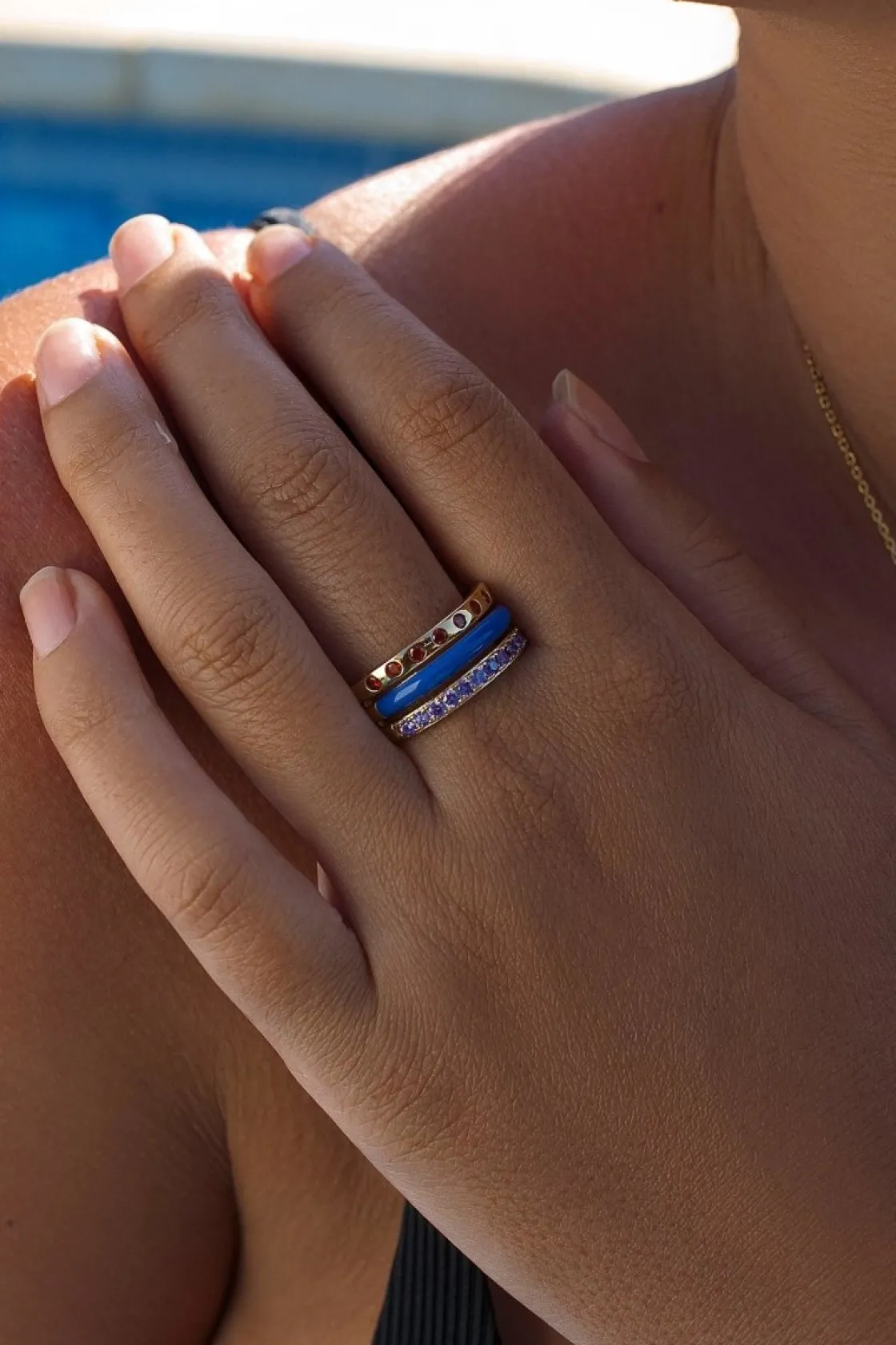 Anillos Dorados | Anillos Con Piedras | LINEARGENT Anillos anchos diseño combinado de esmalte azul y gemas