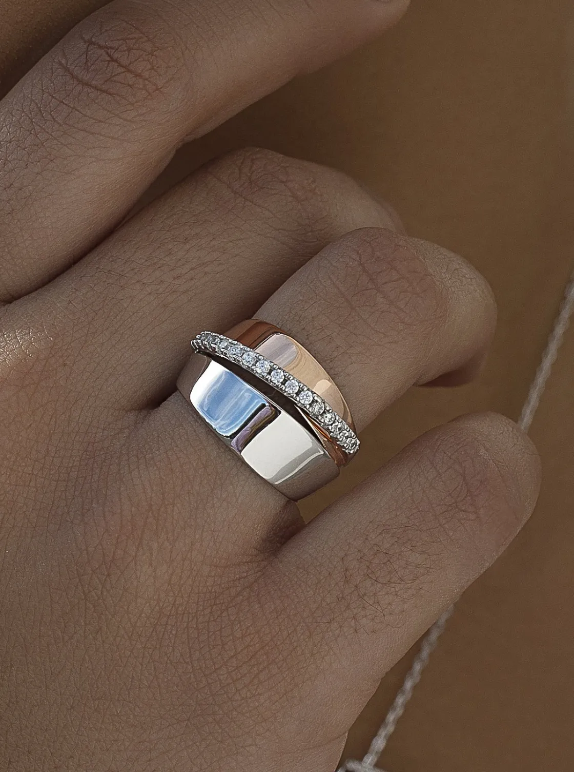 Anillos Anchos | Anillos Grandes | LINEARGENT Anillos anchos diseño de tres carriles irregulares y circonitas
