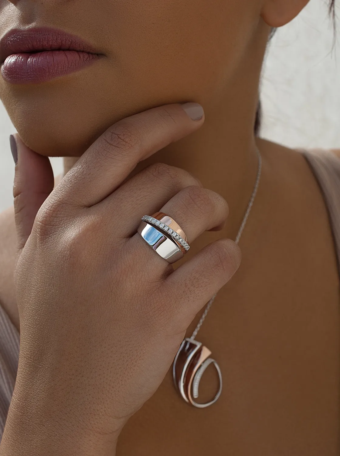 Anillos Anchos | Anillos Grandes | LINEARGENT Anillos anchos diseño de tres carriles irregulares y circonitas
