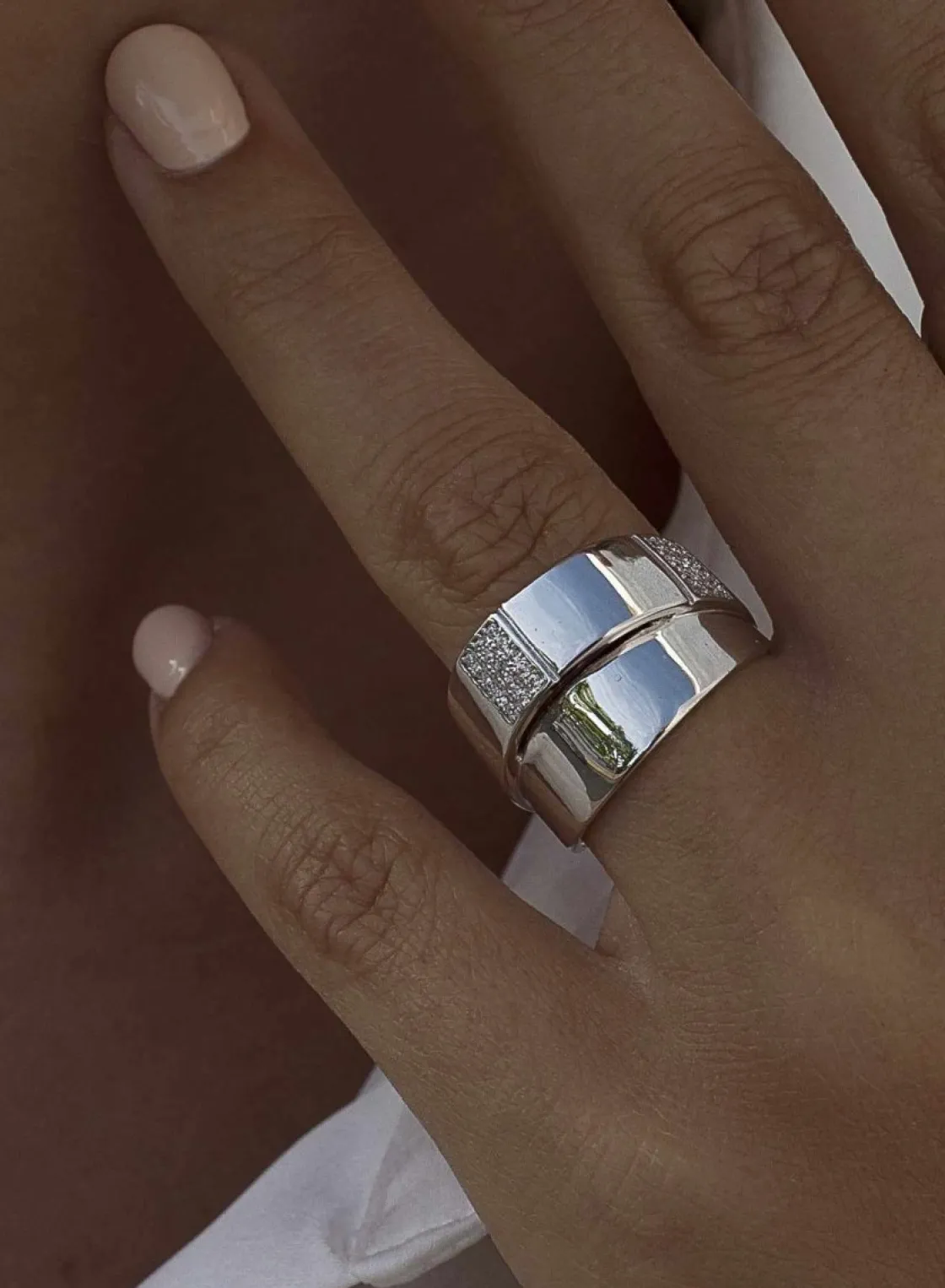 Anillos Anchos | Anillos Grandes | LINEARGENT Anillos anchos diseño doble nivel con detalles de circonita