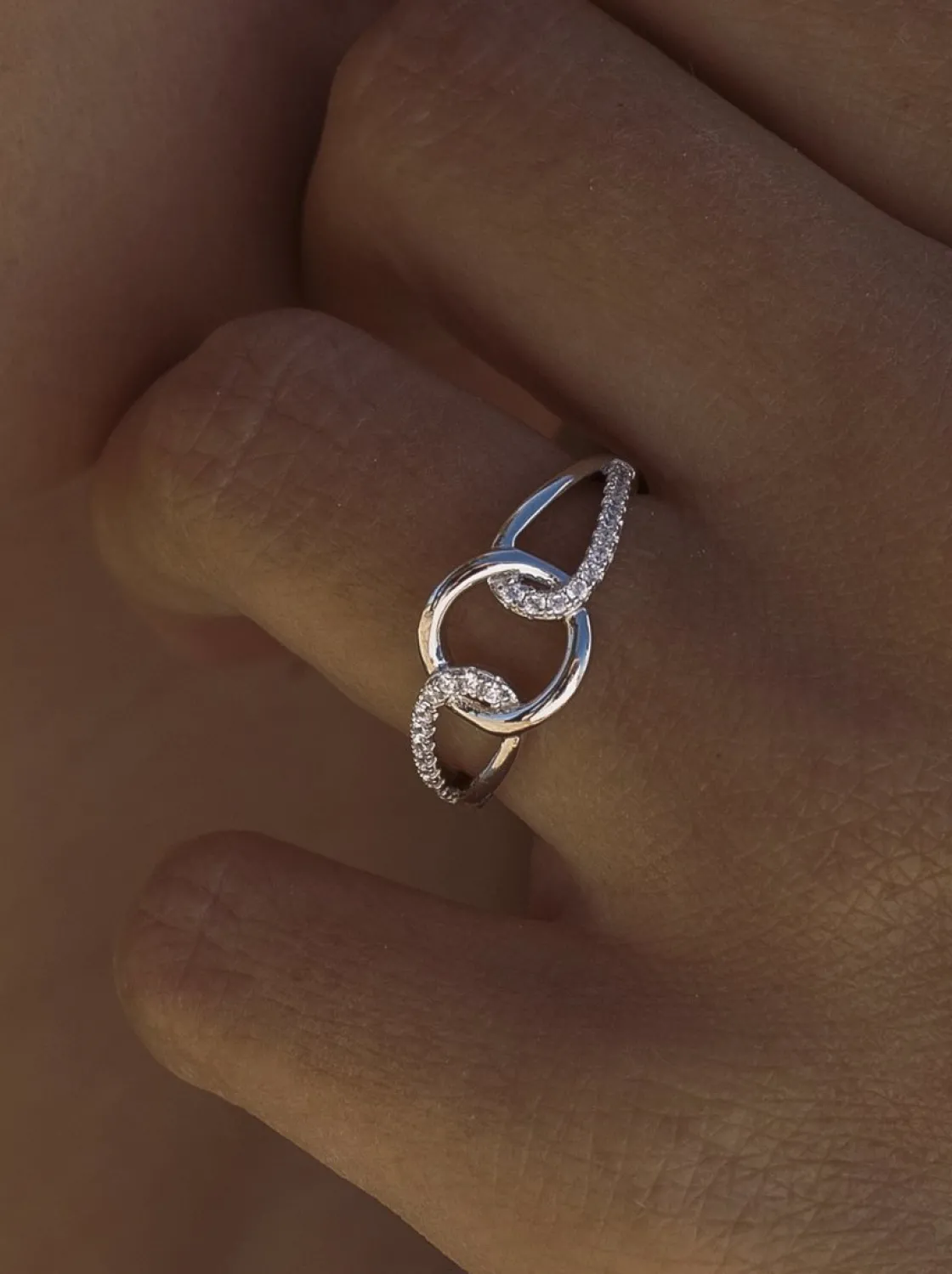 Anillos Circonitas | LINEARGENT Anillos circonitas diseño de círculo central entrelazado