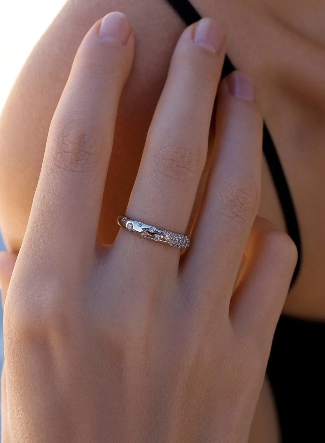 Anillos Pequeños | Anillos Circonitas | LINEARGENT Anillos circonitas diseño desigual circular