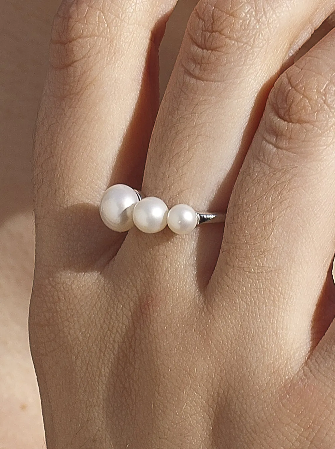 Anillos Pequeños | Anillos Con Perlas | LINEARGENT Anillos con perlas de plata diseño lineal con triple perla