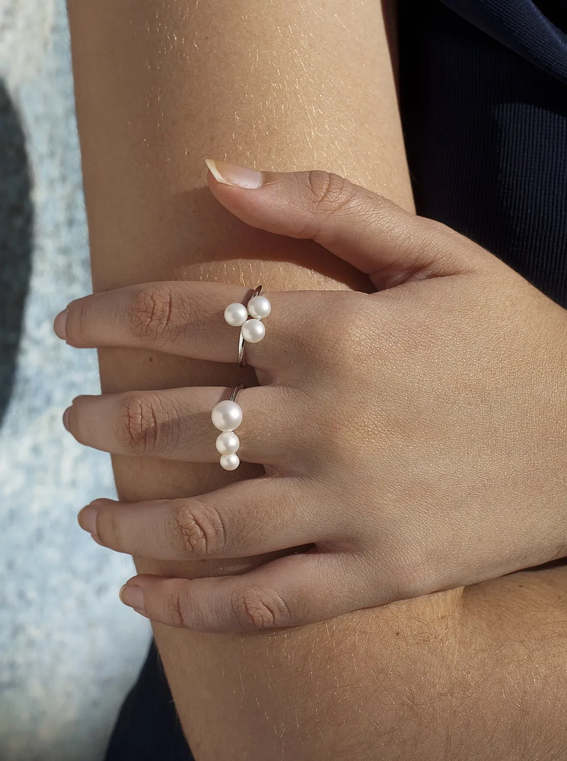 Anillos Pequeños | Anillos Con Perlas | LINEARGENT Anillos con perlas de plata diseño lineal con triple perla