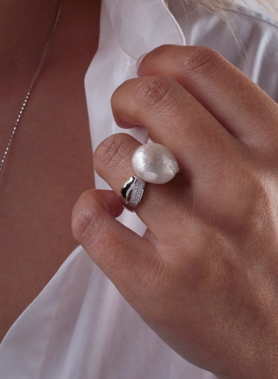 Anillos Con Perlas | LINEARGENT Anillos con perlas diseño irregular con circonitas