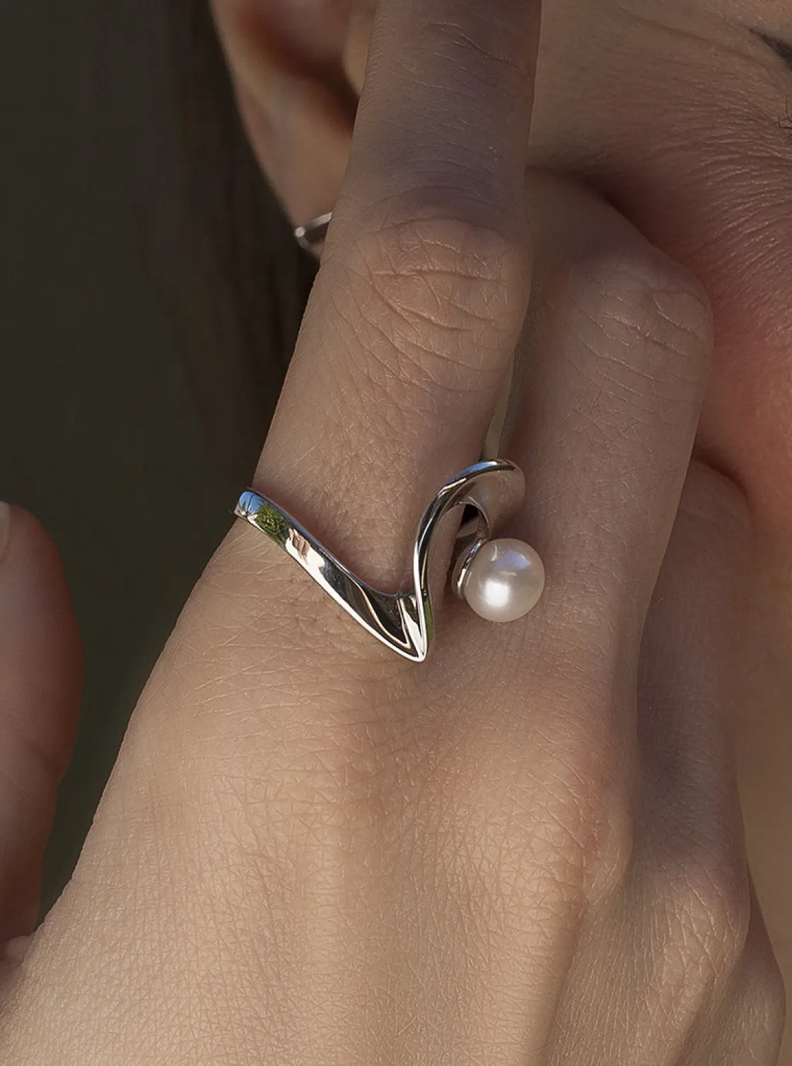 Anillos De Diseño | Anillos Con Perlas | LINEARGENT Anillos con perlas diseño serpentina con una perla