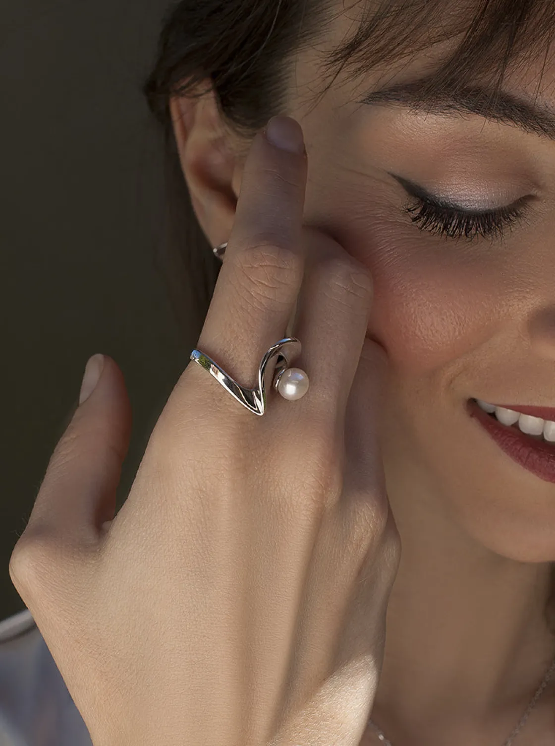 Anillos De Diseño | Anillos Con Perlas | LINEARGENT Anillos con perlas diseño serpentina con una perla