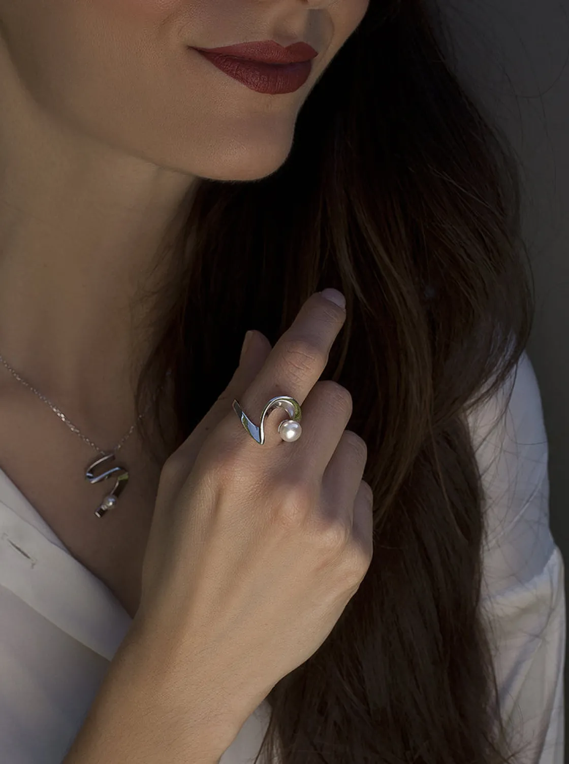 Anillos De Diseño | Anillos Con Perlas | LINEARGENT Anillos con perlas diseño serpentina con una perla