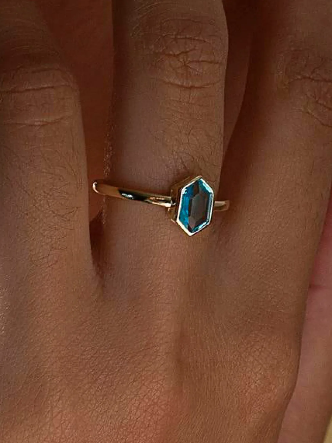 Anillos Dorados | Anillos Pequeños | LINEARGENT Anillos con piedras baño dorado tono aguamarina