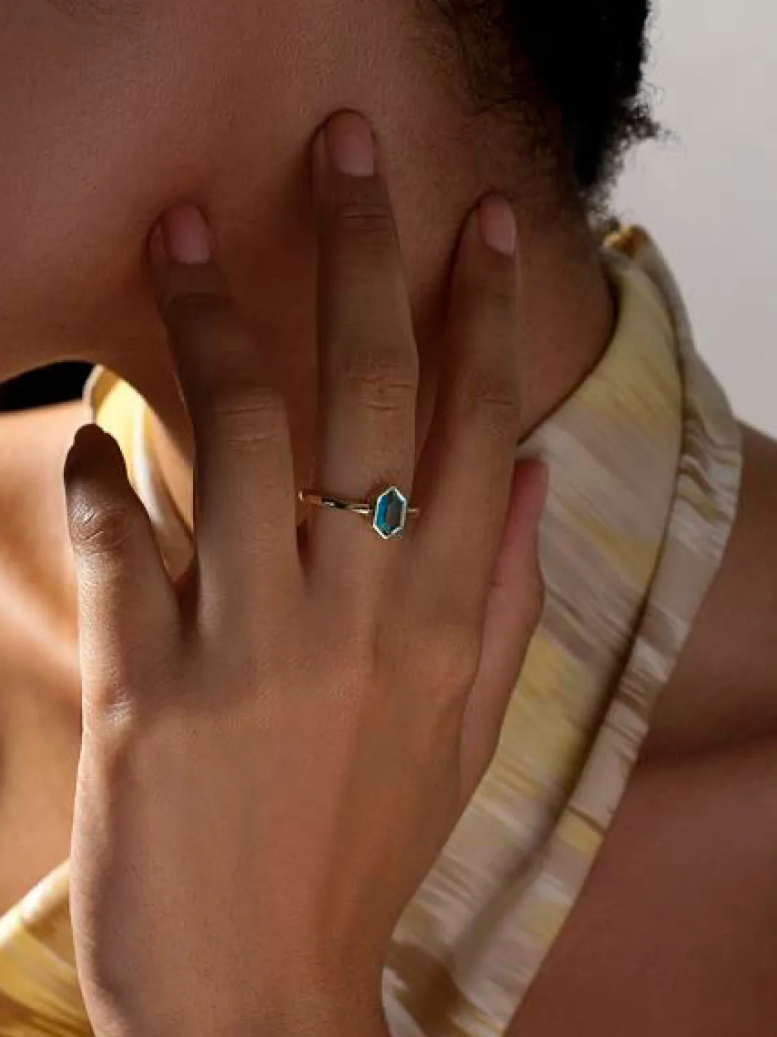 Anillos Dorados | Anillos Pequeños | LINEARGENT Anillos con piedras baño dorado tono aguamarina