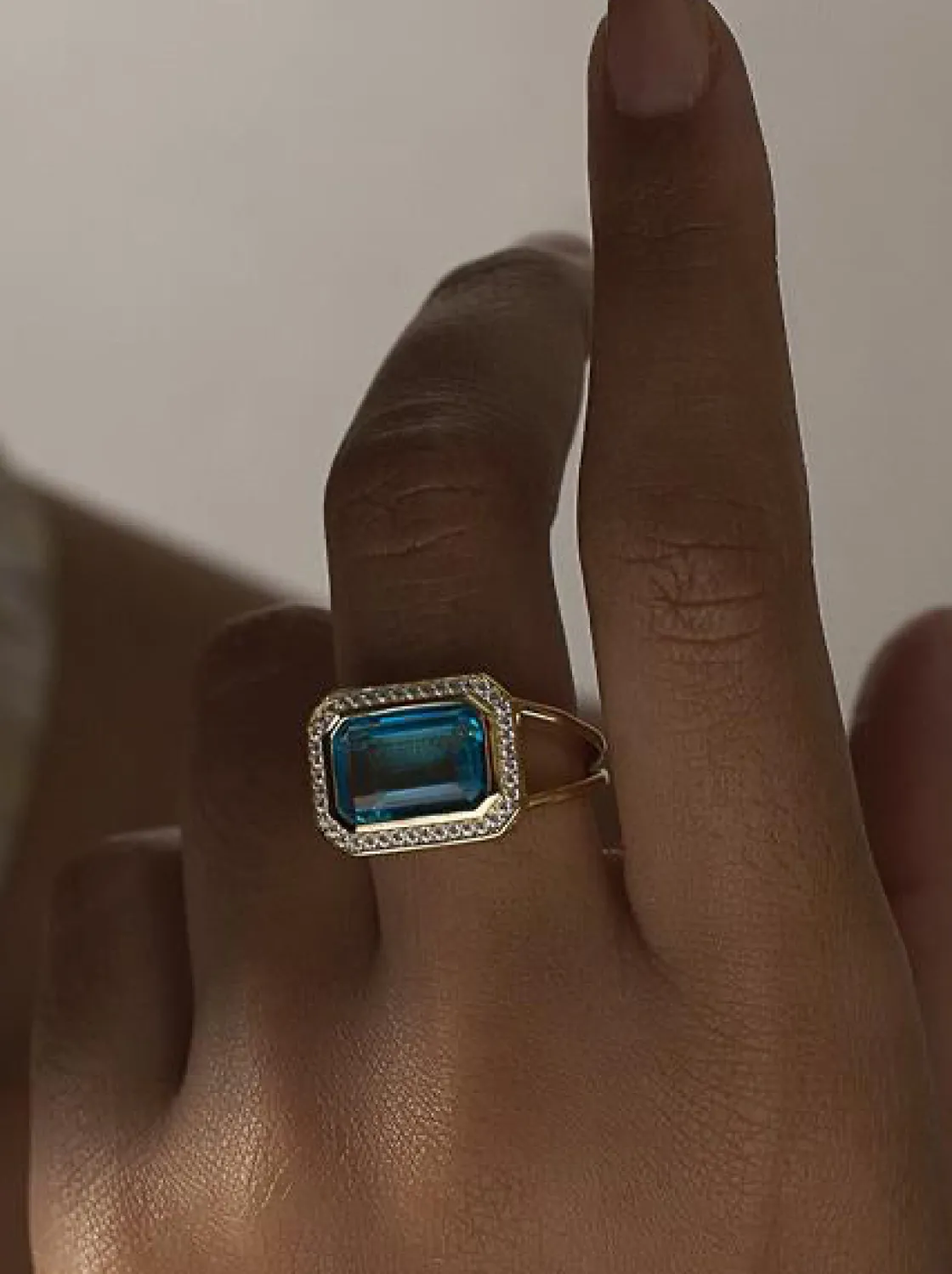 Anillos Especiales | Anillos Dorados | LINEARGENT Anillos con piedras con gema talla esmeralda tono aguamarina
