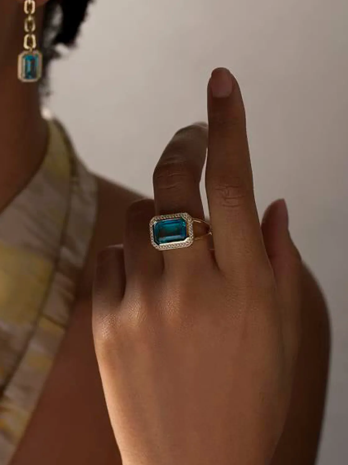 Anillos Especiales | Anillos Dorados | LINEARGENT Anillos con piedras con gema talla esmeralda tono aguamarina