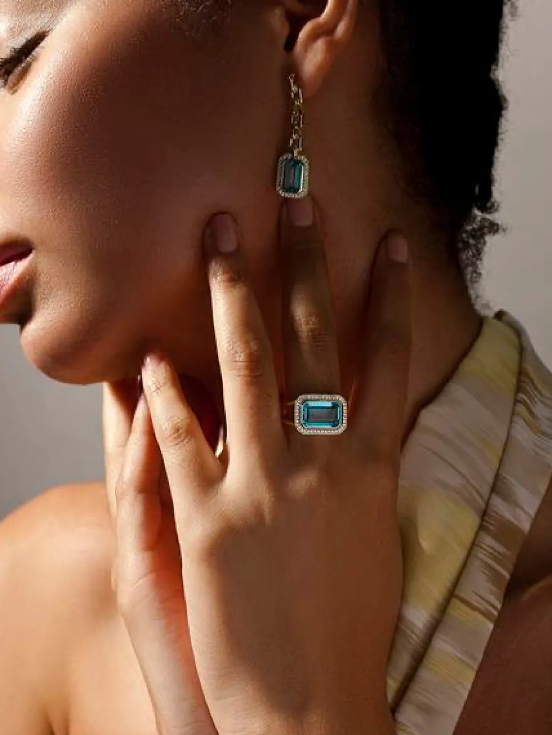 Anillos Especiales | Anillos Dorados | LINEARGENT Anillos con piedras con gema talla esmeralda tono aguamarina