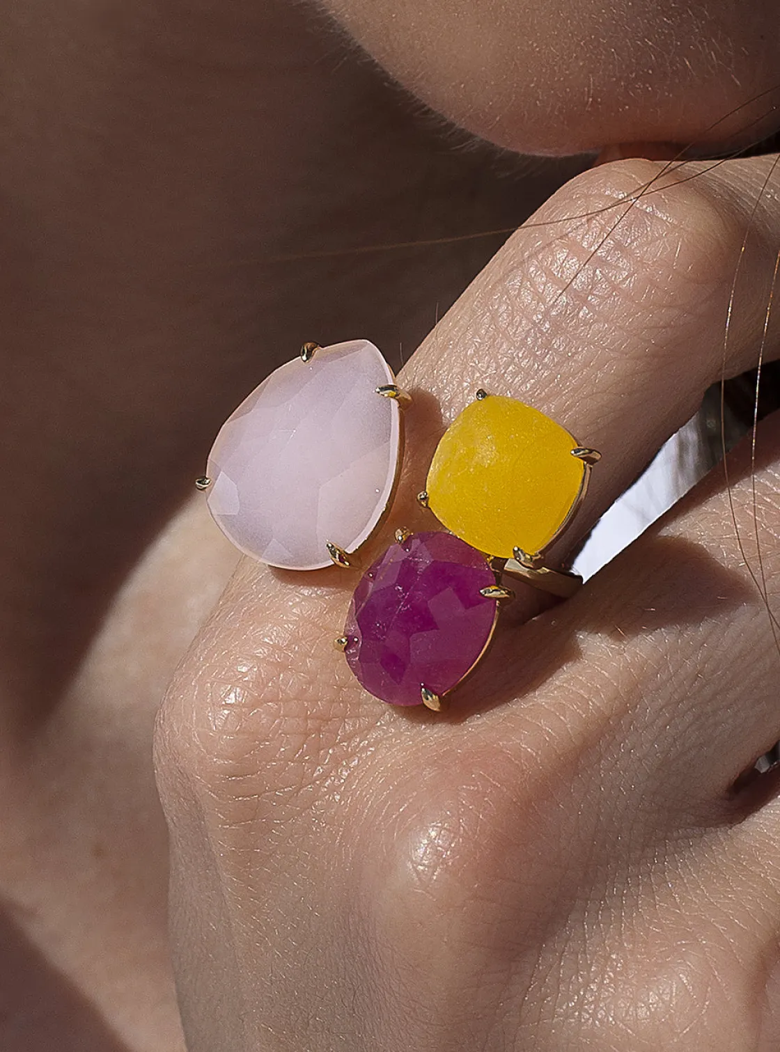 Anillos Especiales | Anillos Dorados | LINEARGENT Anillos con piedras diseño abierto en tonos rosados