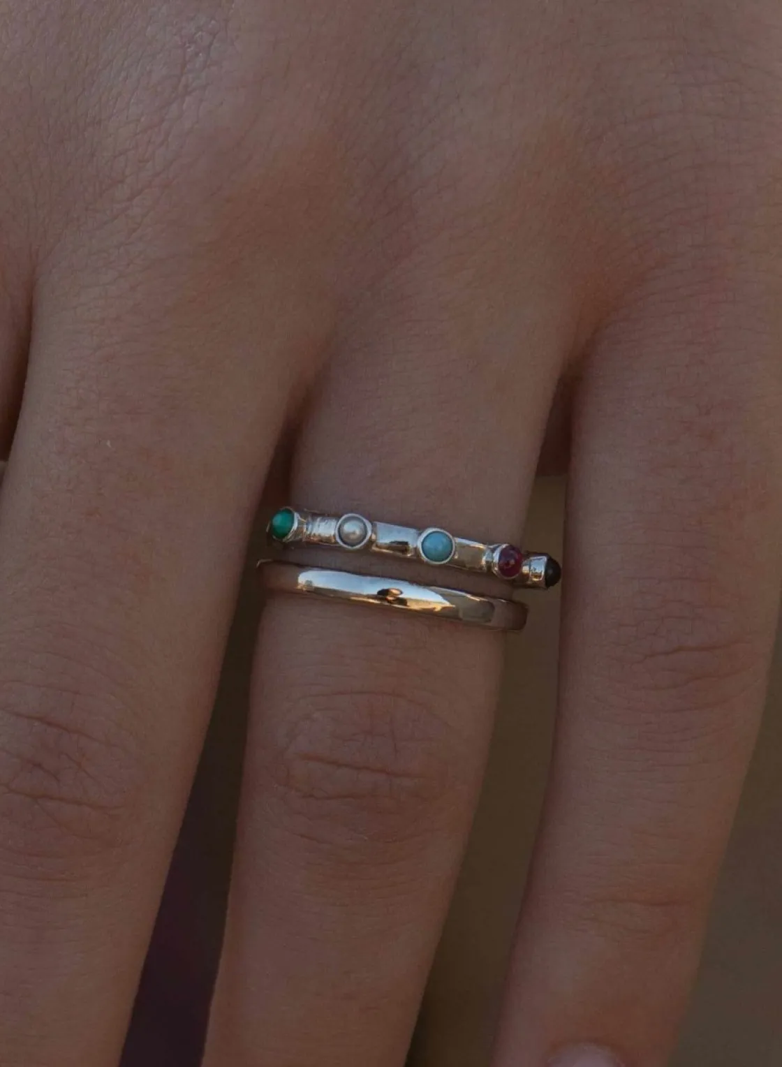 Anillos Dorados | Anillos Con Piedras | LINEARGENT Anillos con piedras diseño de cinco gemas y una perla