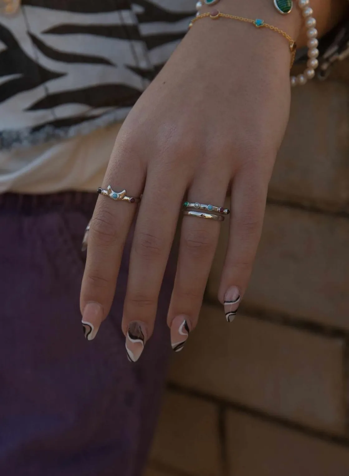 Anillos Dorados | Anillos Con Piedras | LINEARGENT Anillos con piedras diseño de cinco gemas y una perla