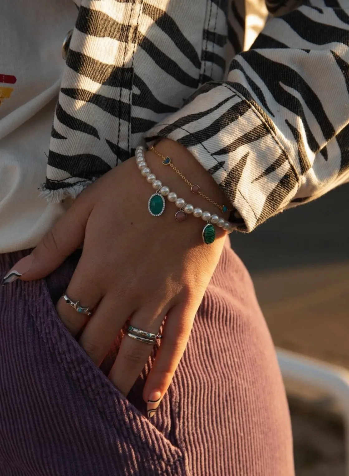 Anillos Dorados | Anillos Con Piedras | LINEARGENT Anillos con piedras diseño de cinco gemas y una perla