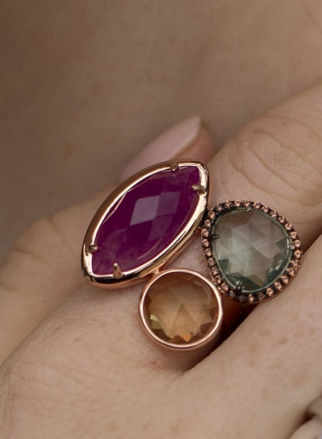 Anillos Con Piedras | LINEARGENT Anillos con piedras diseño de tres gemas bañado en oro