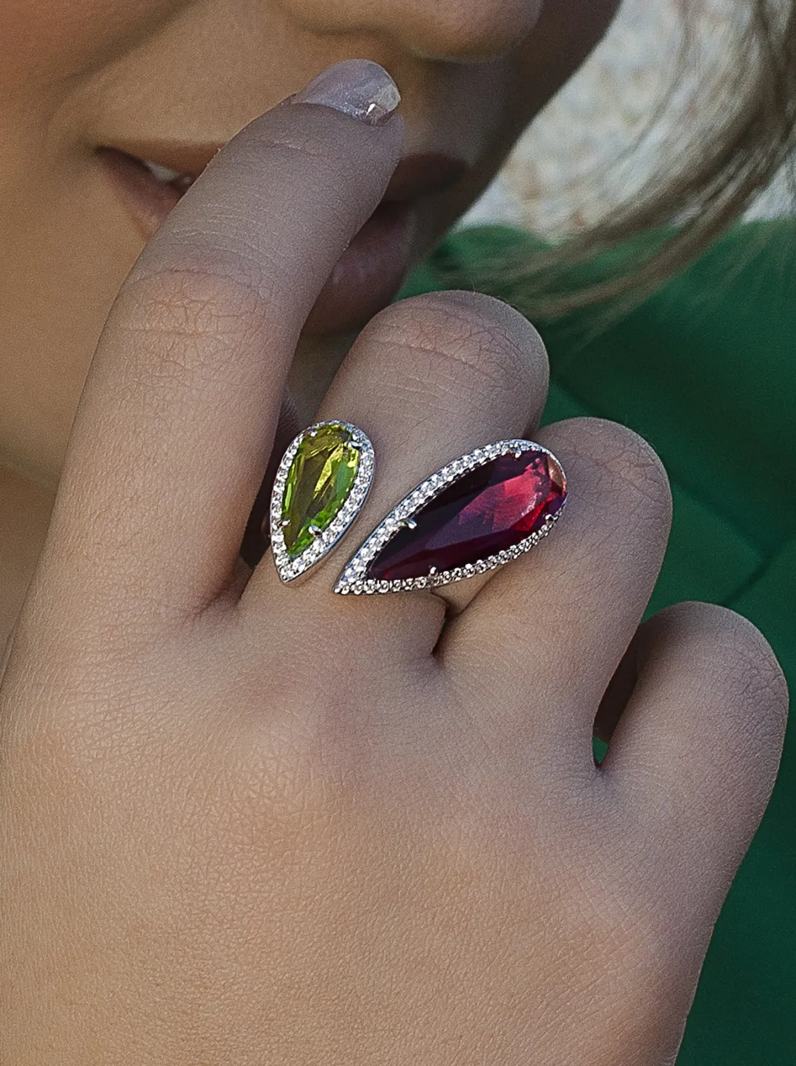 Anillos Con Piedras | Anillos Grandes | LINEARGENT Anillos con piedras talla pera en tonos rojo y lima